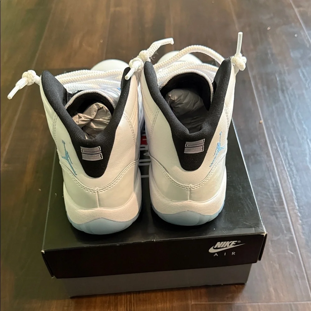 Jordan legend blue  High-Top Sneakers white and blue worn once (7y grade school)